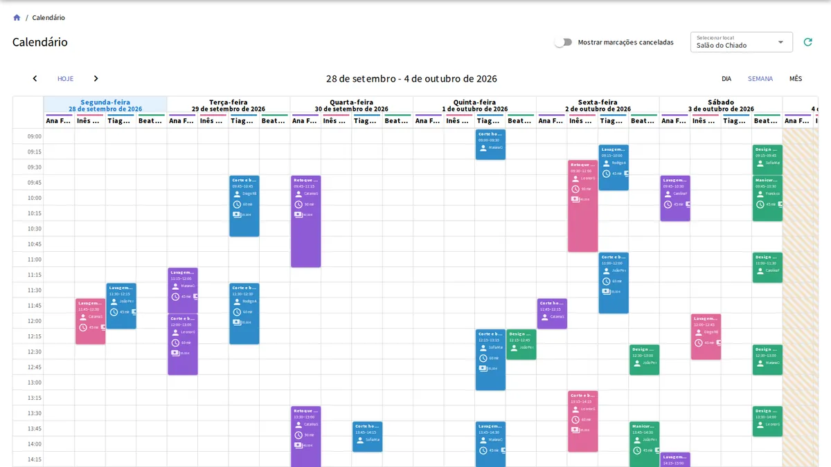Vista semanal do calendário do yAppointment com consultas codificadas por cores por membro da equipa